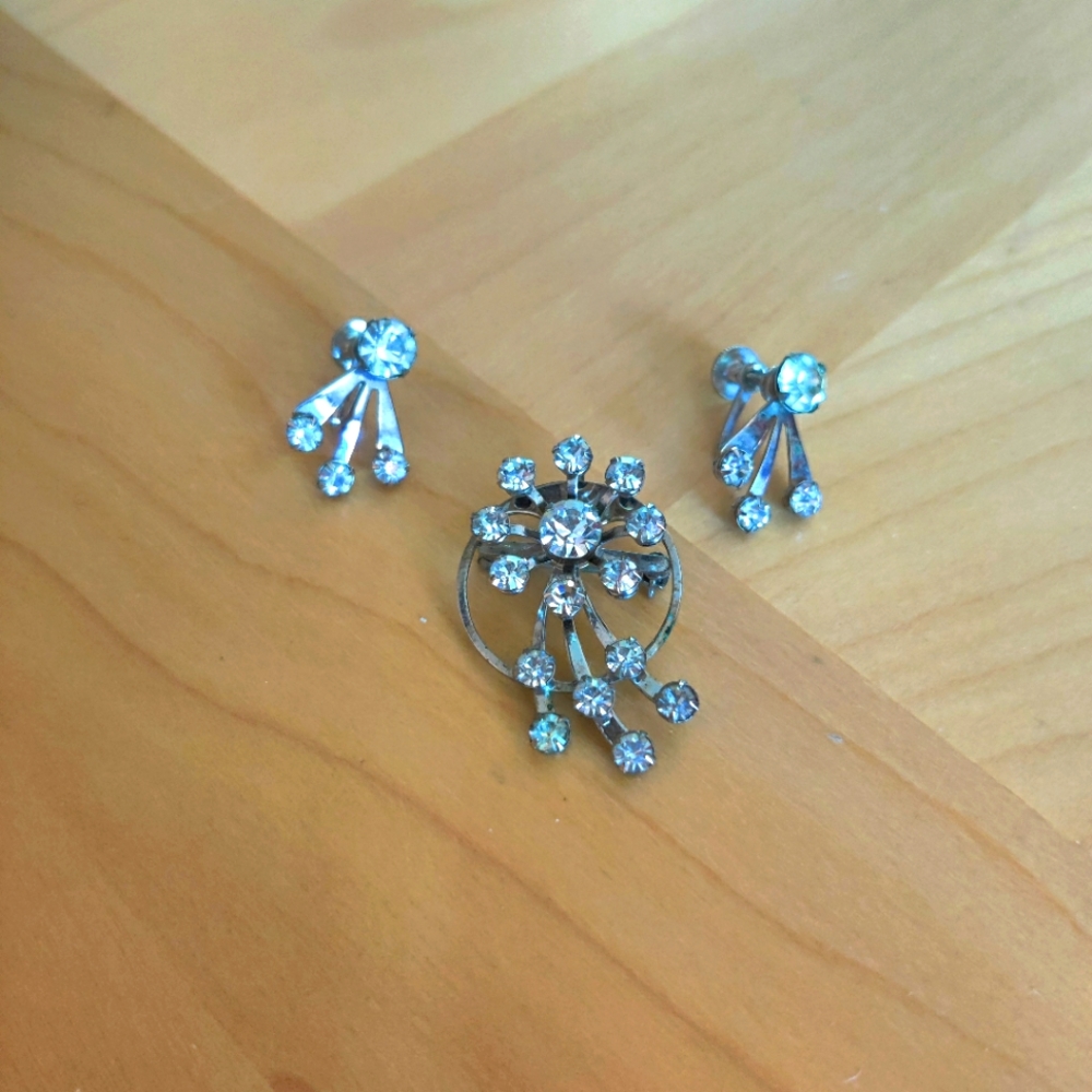 VINTAGE! Mid-century rhinestone brooch and earrings set